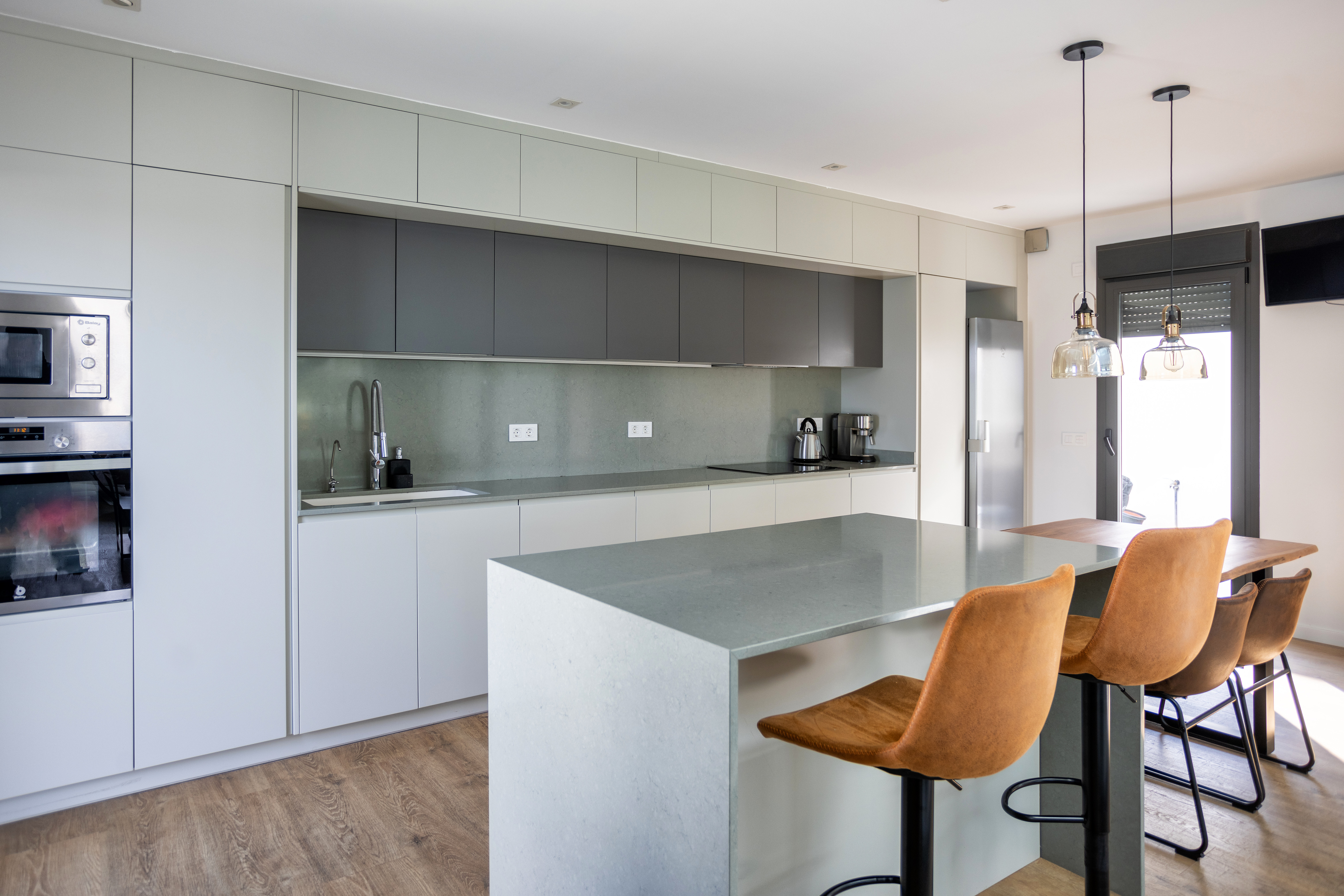 Cocina de la Homi III en blanco y grafito con isla de encimera clara